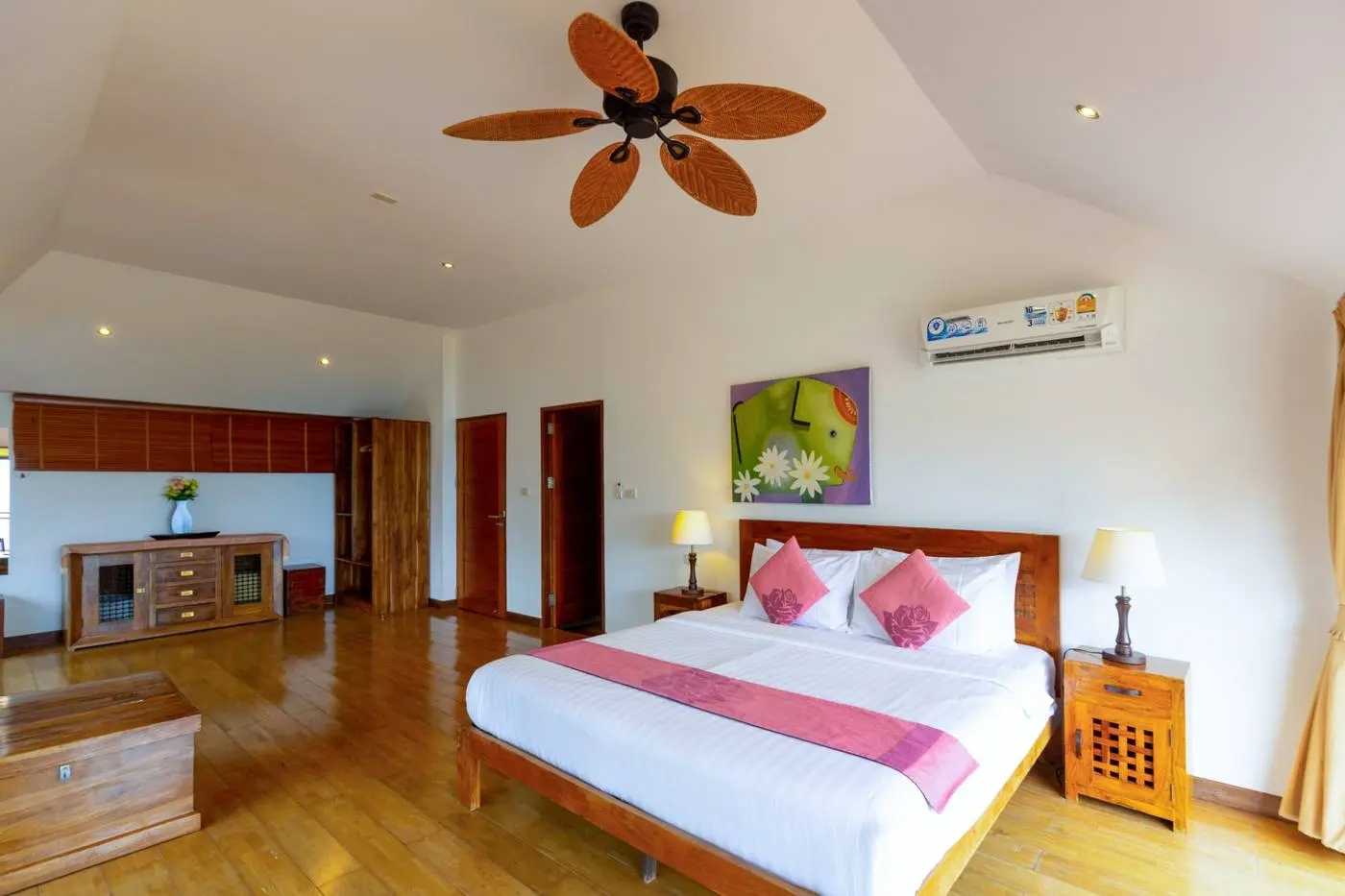 Villa Vadee master suite interior, luxury bedroom Koh Phangan