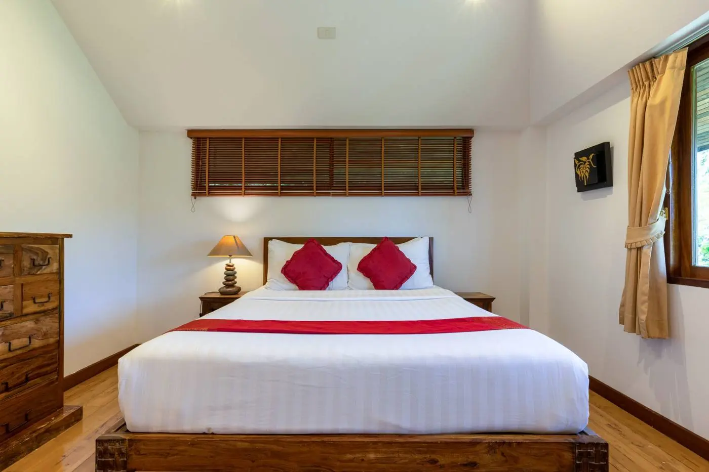 Villa Vadee bedroom 3 interior, king-size bed