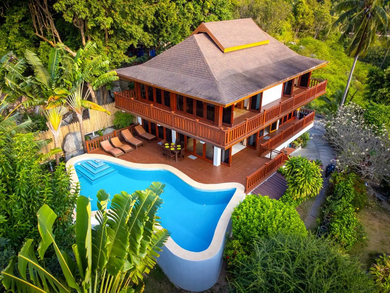 Villa Vadee villa exterior by night