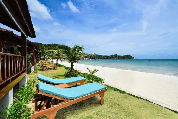 Thong Nai Pan Noi beach with sun loungers, Koh Phangan — near Villa Vadee
